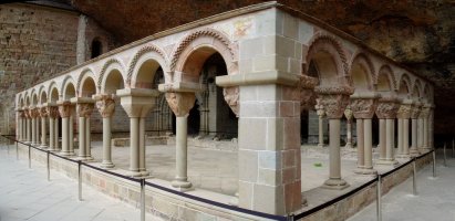 San Juan de la Peña monastegi zaharreko klaustroa