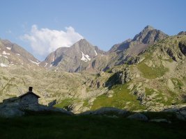 Piedrafita eta Punta Zarre ekialdetik ikusita, Bachimañako goiko urtegitik
