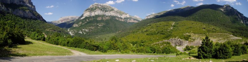 Acherteko Gaztelua, Aguerri, Bisaurin eta La Cuta Gabarditora igotzen den errepidearen hasieratik ikusita