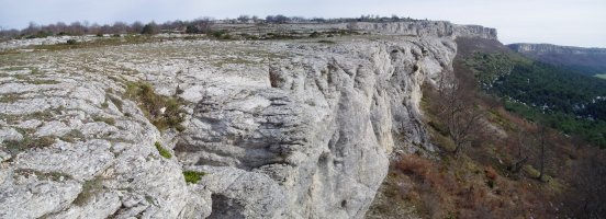 Mendebaldeko bizkarrak Valderejo aldera dituen hormak