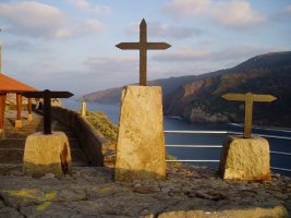 Gurutzeak ermitaren ondoan