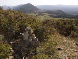 Ugarrako gailurra, atzean Idokorri