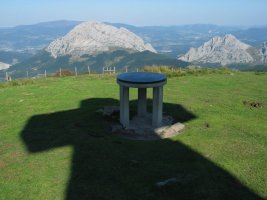 Norabide mahaia gurutzearen itzalean