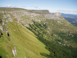 Somo, Eskutxi eta Ungino Iturrigorri eta Menerdiga arteko bizkarretik ikusita