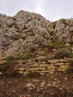 Ustez, gaztelu zaharraren hondakinak gailurrean