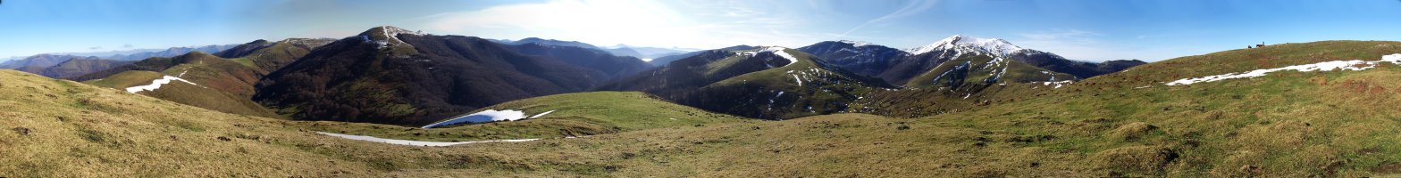 Zaguako gailurra (1158m) eta inguruko mendiak