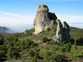 Bi haitz ikusgarri Markinez aldeko bizkarrean