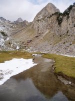 La Renclusatik igotzen den bideak zeharkatzen duen laugunetik ikusita