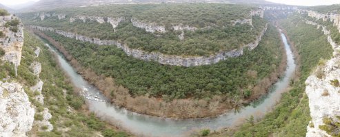 Errepideko behatokitik arroilaren ikuspegi zabala