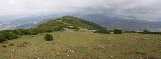 Leireko mendilerroa mendebalderantz luzatzen da, altuera galduz.