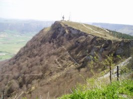 Txoloperen ipar-ekialdeko hormaren oinean dagoen aterpetik ikusita