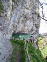 Txoloperen ipar-ekialdeko hormaren oinean dagoen aterpea