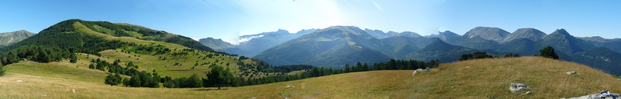 Larrondoa eta Pirinioak Intzagako gailurretik