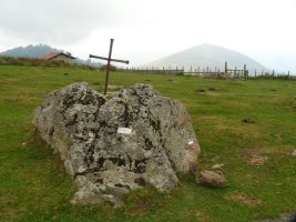 Gurutzea eta plakatxoa Urdaintziako lepoan