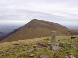 Iguzkimendiko gailurra. Atzean, Artzamendi