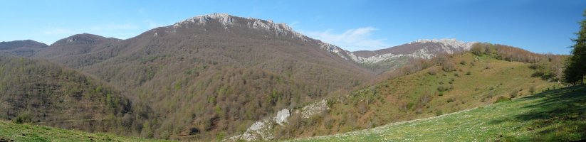 Añabaso -eskuinean- Aratz erraldoiaren begiradapean