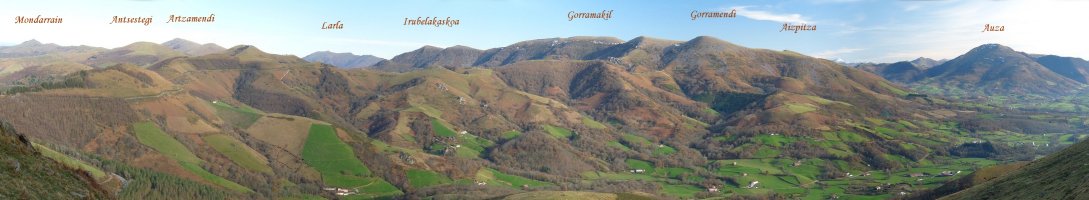 Baztango mendien panoramika Betarteko harrien ingurutik