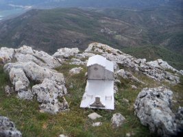 Artxuba ondoko haitzean dagoen buzoia