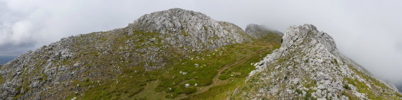 Gainaldeko ikuspegia Udala aldeko igoeratik, tontorra lainoz inguratuta dagoela.