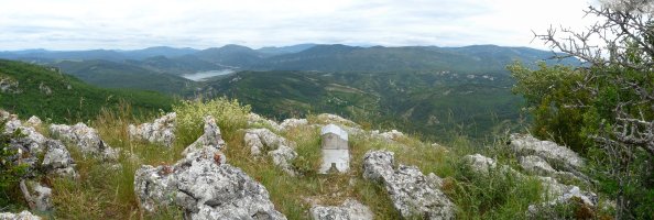 Idoskia mendi taldeak jarritako txartelontzi ederra