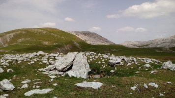 Artzanburu Trikuharria, atzean mendi tontorra