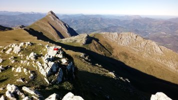 Uzkuiti (1332m) tontorra atzean Larrunarri (1342m) eta Larraone (1188m))