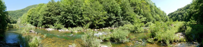 Irati ibaiak inguratzen du mendia Mendebaldetik