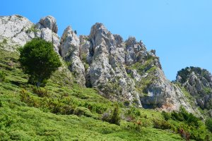 Lapazarraren hegoaldeko amildegiaren magaletik pasatzen da GR bide bat