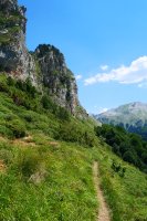Lapazarraren hegoaldeko amildegiaren magaletik pasatzen da GR bide bat