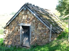 Ernagako borda txikia, zurezko oholekin egindako teilatua duena
