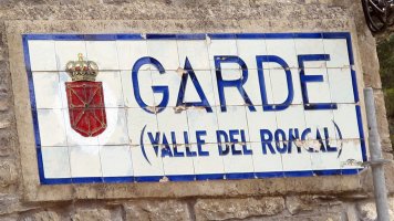 Izena herriaren sarreran, Garde