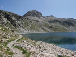 Aurrez aurre Punta del Puerto Viejo de Brazato eta urrutian Bacias tontorra
