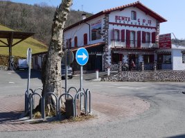 R13 mugarria Ibardingo bidegurutzean