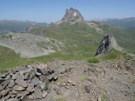 Peña Blanca tontorreko harripila, Midi d'Ossau eta Péne de la Glère haitza