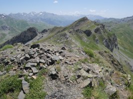 Peña Blanca tontorreko harripila eta Pic d'Anéou urrutian