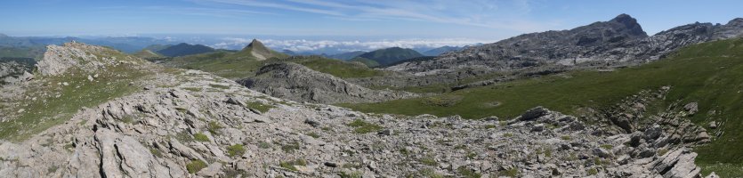 Latras tontorra (ezker aldean) eta Iparraldeko ikuspegia