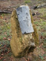 Oroigarri (?) bitxia, metalez egindako zuhaitz azal zati baten kopia; gurutze  baten ikurra erakusten du