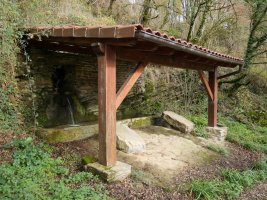 Beramendi, Errotabideko iturri eta garbitokia