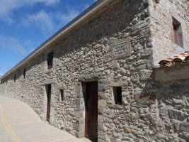 Virgen de la Peña baseliza: aldameneko eraikina