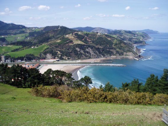 Debako hondartza Santa Katalina baselizatik ikusita