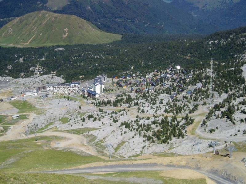 Aretteko eski estazioa Arlasetik ikusita