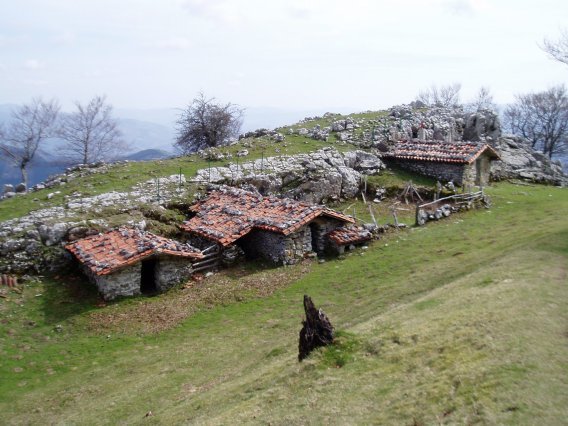 Artzai txabolak Harri Urdin iturriaren ondoan