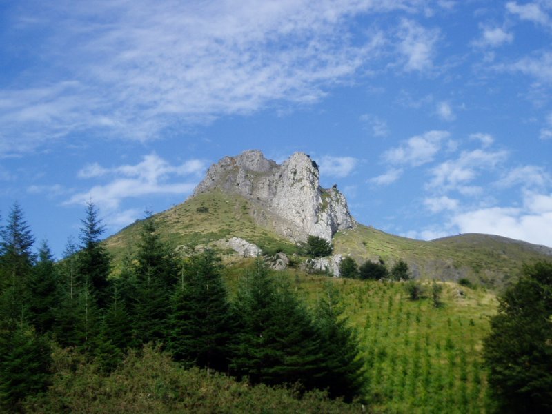 Larraitztik igotzen den bidetik ikusita