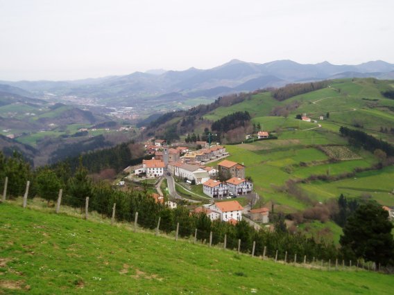 Alkiza Zelatunera igotzen den bidetik ikusita