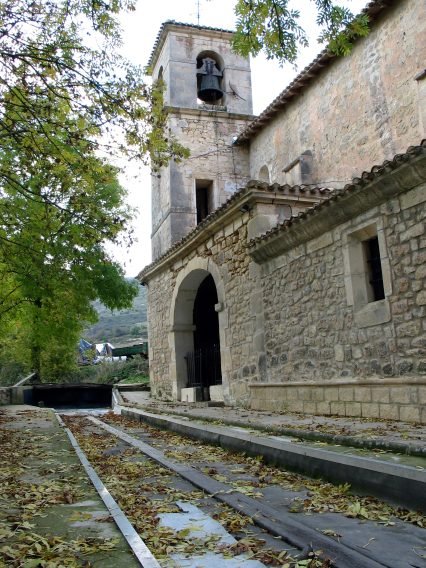 Okinako eliza bolatokia aldamenean duela