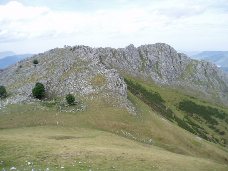 Etitzegi eta Larraone hegoaldetik ikusita