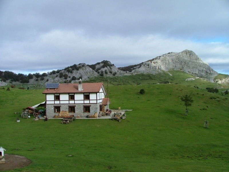 EUSKAL FEDERAKUNDEAREN ATERPEA ETA LEKANDA ARRABATIK
