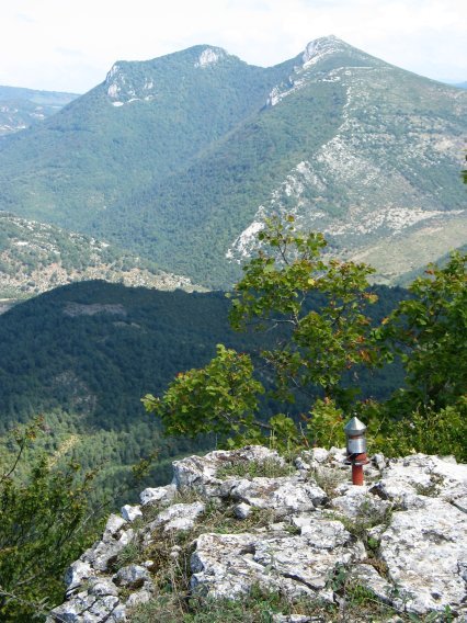 Tontorra eta buzoia, hondoan Elke dutela