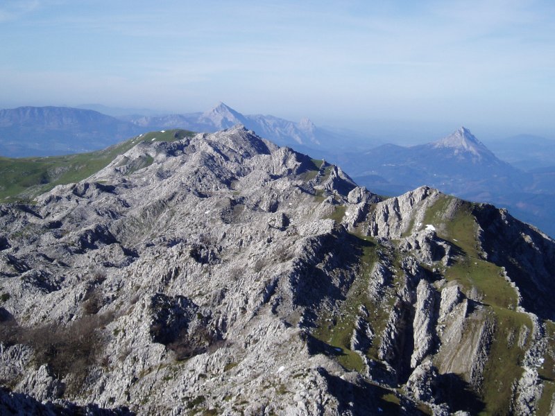 Katabera karst eremua tontorretik ikusita