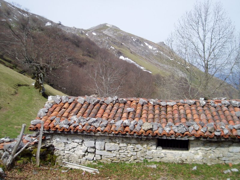 Harri Urdin iturriaren ingurutik ikusita